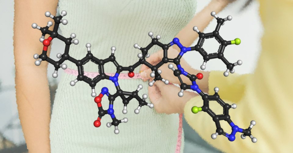 Измерение талии человека с наложенной структурой молекулы лекарства для похудения.