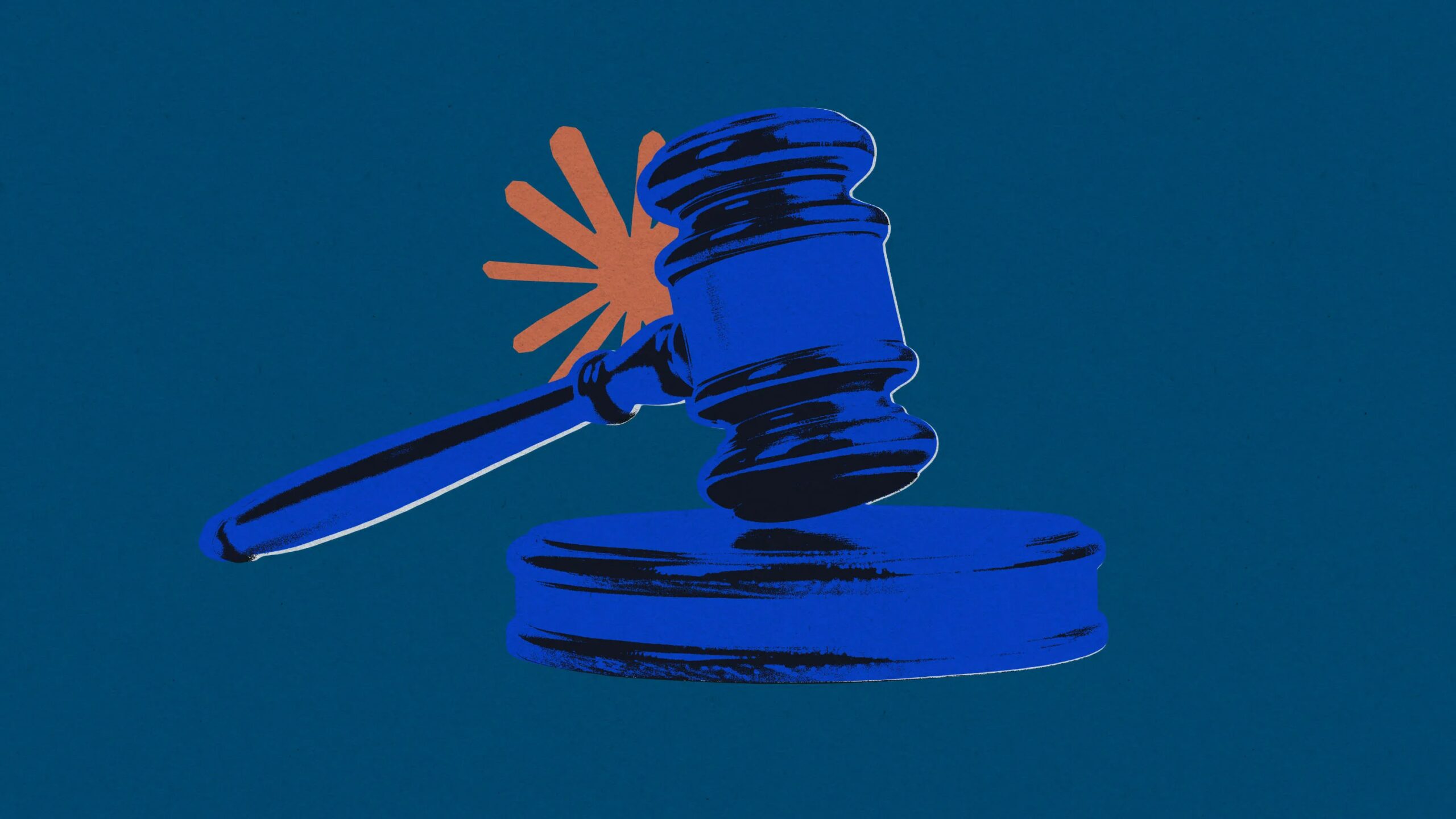 Судебный молоток на синем фоне, символ правосудия и законности.