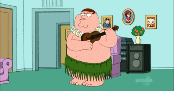 Персонаж в гавайском костюме играет на укулеле в комнате, окружённый цветочными гирляндами.