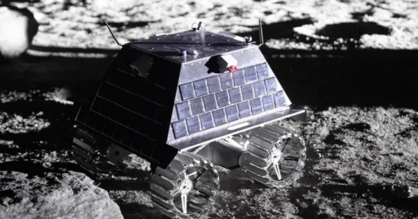 Лунный ровер на поверхности Луны с солнечными панелями исследует лунный ландшафт.