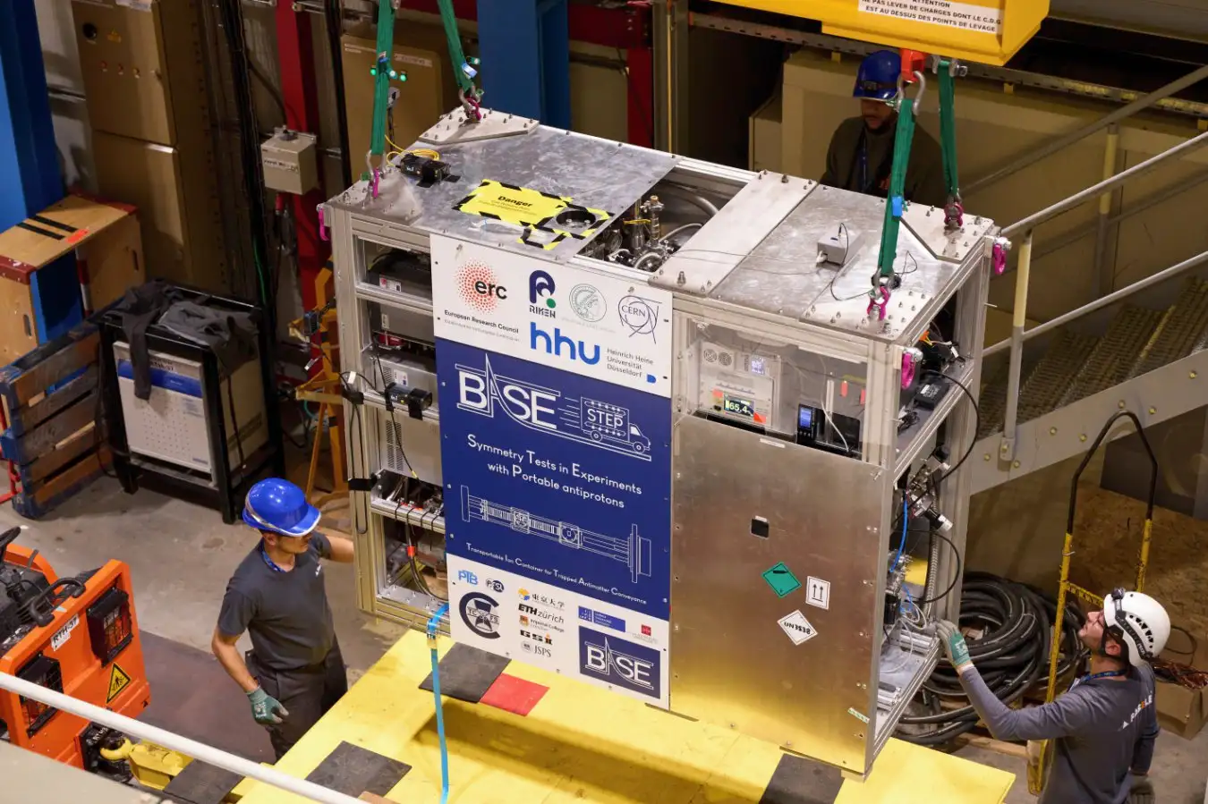 Внутри первой в мире службы доставки антиматерии 1 Установка оборудования BASe для исследований антинейтронов в научной лаборатории CERN.