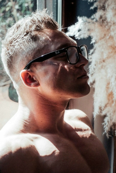 Как сохранить молодость и увеличить продолжительность жизни?! 2 Мужчина в очках и с короткой стрижкой сидит рядом с окном и наслаждается солнечным светом.