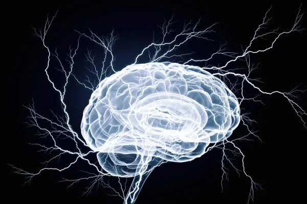 Светящийся мозг и электрические разряды на чёрном фоне, символизирующие нейронную активность.