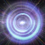 Абстрактное изображение светового туннеля: радужные лучи и кольца на темном фоне.