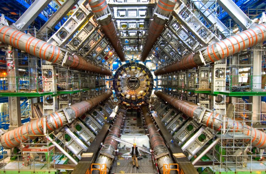 Большой адронный коллайдер, экспериментальная установка в ЦЕРН, внутренний вид.