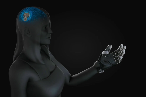 Изображение киборг-гуманоида с имплантом мозга и бионической рукой на темном фоне.