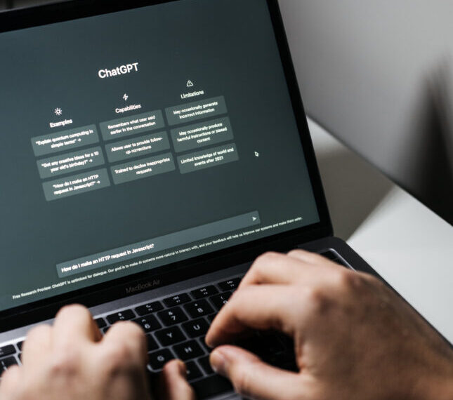Руки на ноутбуке с открытым ChatGPT на экране.