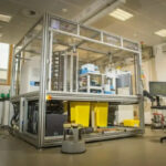 Современная лаборатория с автоматизированным оборудованием для научных экспериментов.