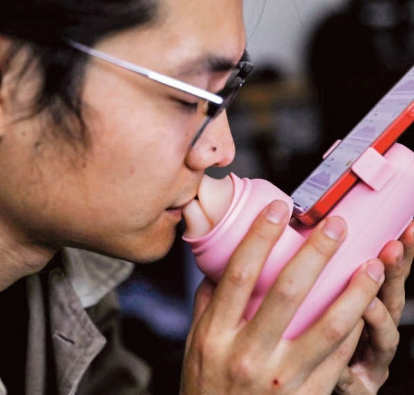 Исследователи разработали революционное носимое устройство, которое способно передавать физические ощущения настоящего поцелуя, позволяя партнёрам на расстоянии отправлять поцелуи друг другу через 5 a0046d5c8a91533cf85c9a5543f3a677.jpg