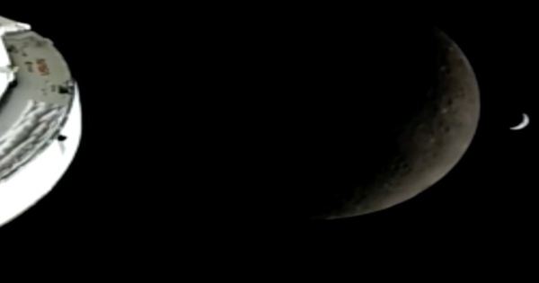 Космический аппарат у Меркурия: вид планеты вблизи и её серповидного спутника.