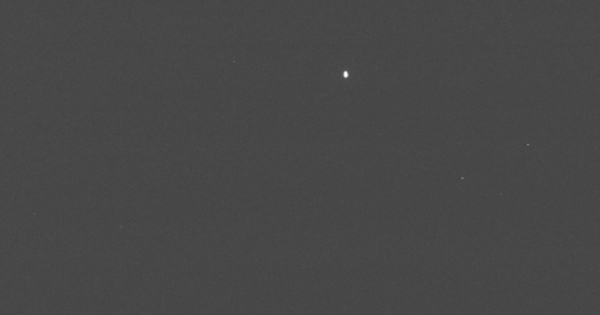 Зонды PROBA-3 вернутся к наблюдениям после крупного сбоя. Они создают искусственные солнечные затмения 4 Черно-белое фото космоса с яркой звездой в центре.