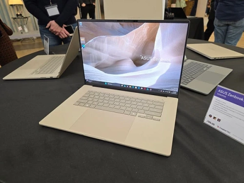 Ноутбук ASUS Zenbook на выставке, открыт рабочий стол Windows.