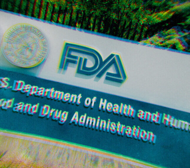 Знак FDA на здании, управление лекарствами и продуктами США, надписи с эффектом размытия.