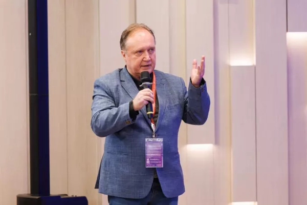 Виталий Синицын: реализация проекта при поддержке РНФ позволит нам выбиться в мировые технологические лидеры 4 Мужчина в сером пиджаке выступает с микрофоном на конференции.