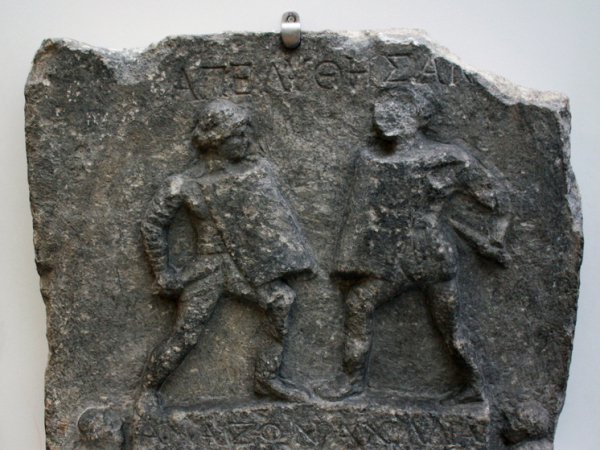 Два римских гладиатора на древнем каменном барельефе, боевые сцены.