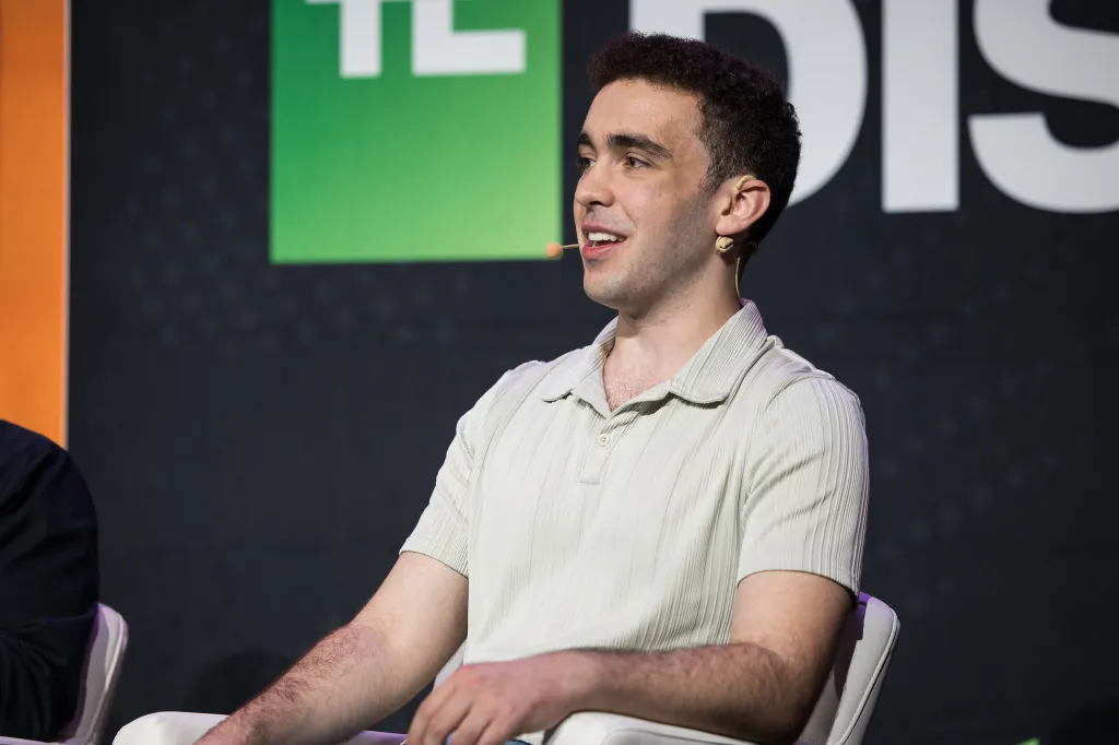 Анонимное социальное приложение, которое считает, что может работать в Саудовской Аравии. 5 Человек на конференции TechCrunch Disrupt, сидит в светлой рубашке с микрофоном.