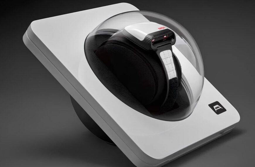 Футуристический дизайн часов в защитном футляре на черном фоне.