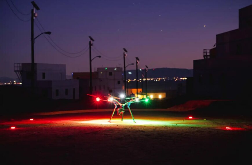 Дрон с огнями на фоне ночного города.