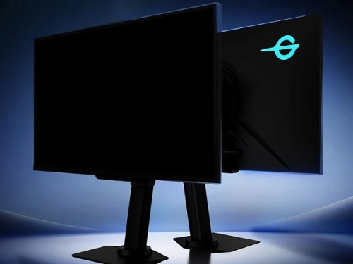 Два компьютерных монитора с логотипом на задней панели, темный фон и современный дизайн.