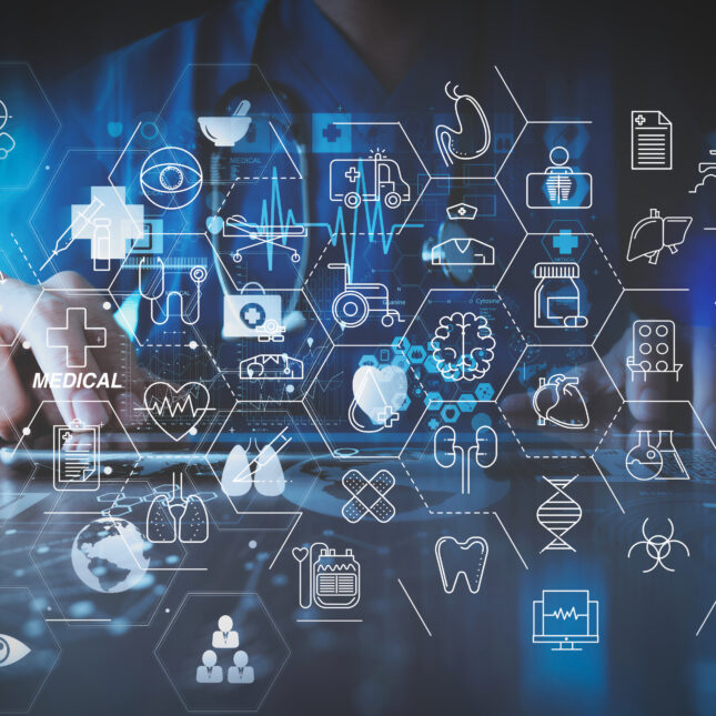 Медицинские технологии и цифровая обработка данных, врач работает за компьютером.