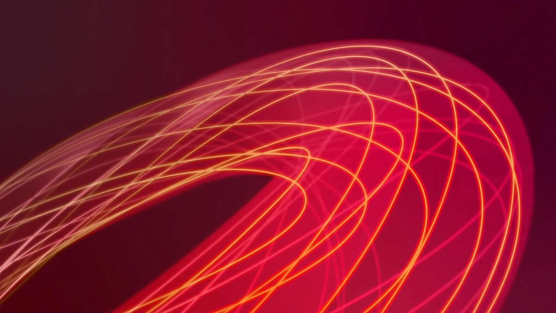 Абстрактные красные линии на черном фоне, создающие динамичный узор.