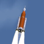 Запуск космической ракеты в небо, огненные струи.