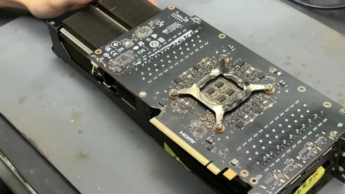 Энтузиасты оживили GeForce RTX 4090, отключив 4 Гбайта видеопамяти 2 Видеокарта с системой охлаждения на столе, вид снизу.