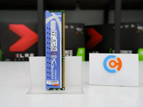 Оперативная память HyperX на фоне логотипа и упаковок.