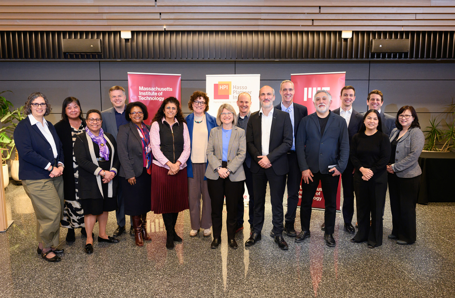 Массачусетский технологический институт и Институт Хассо Платтнера создают центр сотрудничества в области искусственного интеллекта и творчества. 7 Группа людей перед баннерами MIT и HPI в конференц-зале.