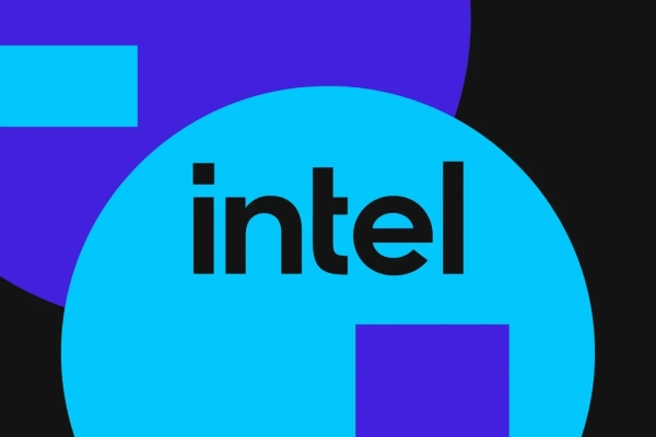 Логотип Intel на синем фоне с геометрическими элементами.