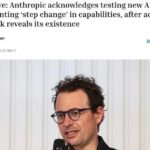 Тестирование нового AI от Anthropic после утечки данных. Человек на фоне текстовой статьи.