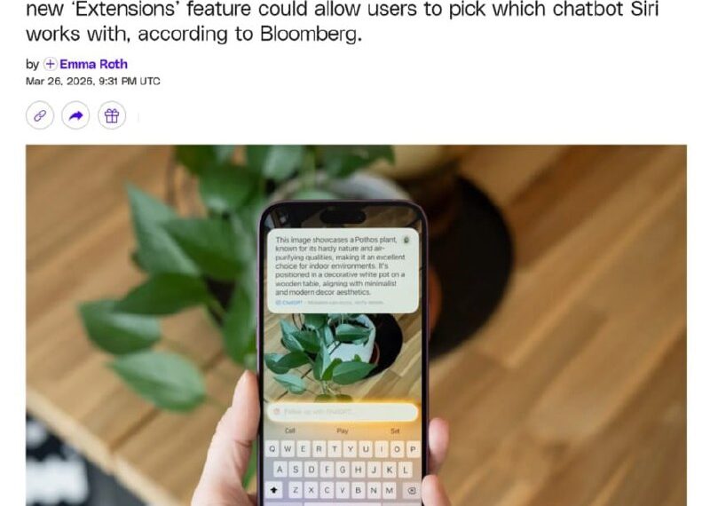 Человек держит смартфон с изображением растения, статья о новых функциях Siri.