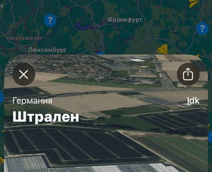 Карта Германии с маршрутом, указателями и видом на сельскую местность рядом с Штраленом.