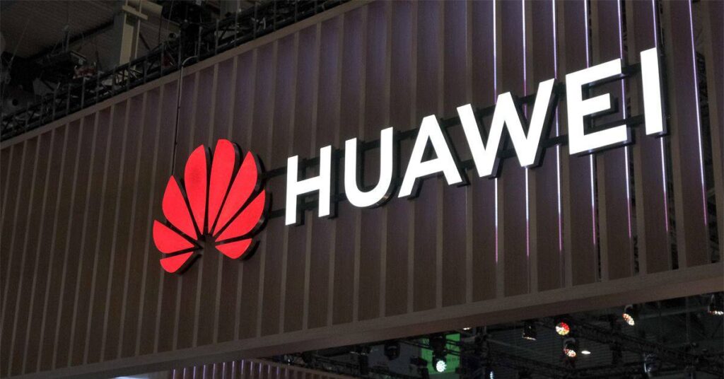Логотип Huawei на фоне сооружения, крупный план.