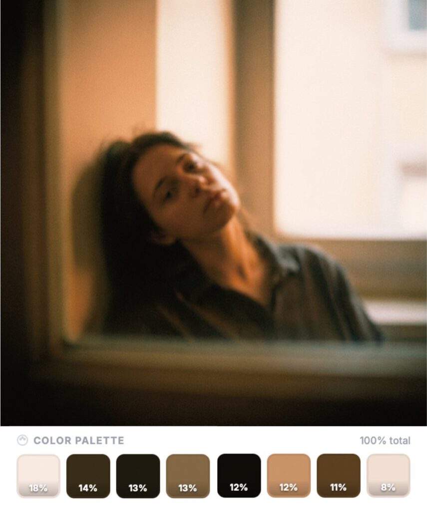 Человек у окна, расслабленная поза. Теплый тон изображения. Пастельная цветовая палитра.