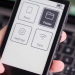 Смартфон с интерфейсом электронных книг, настройки и синхронизация данных.