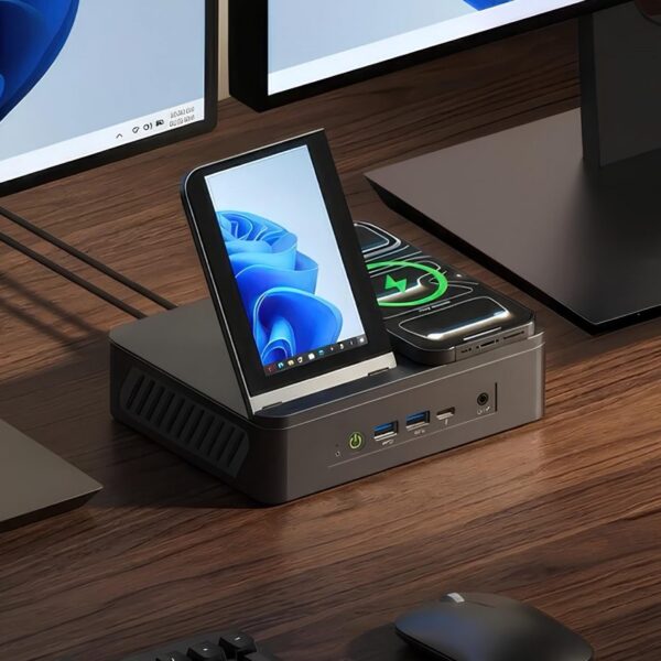 Док-станция с телефонами и мониторами на деревянном столе.