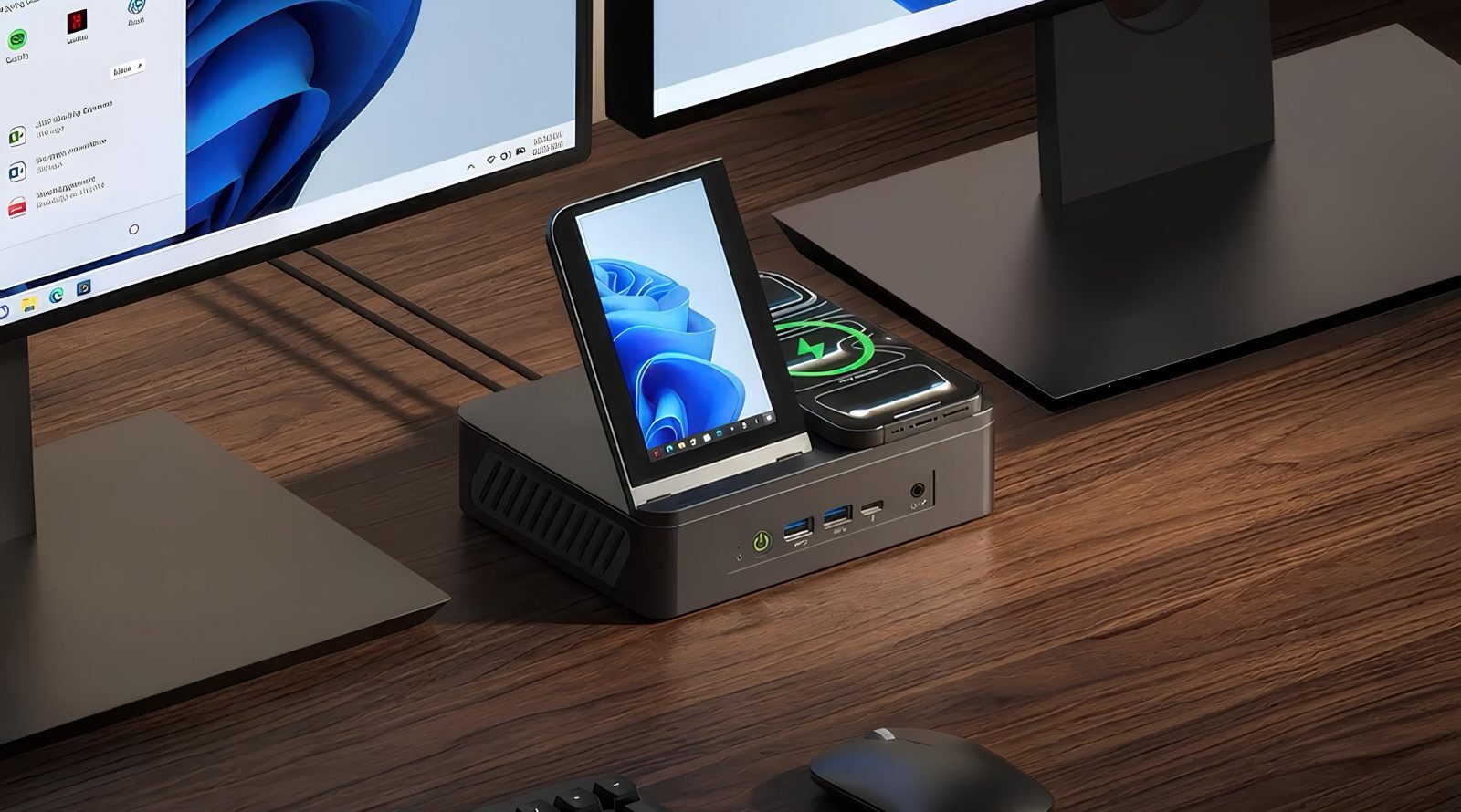 Станция с монитором, смартфоном и зарядкой в интерьере офиса на деревянном столе.