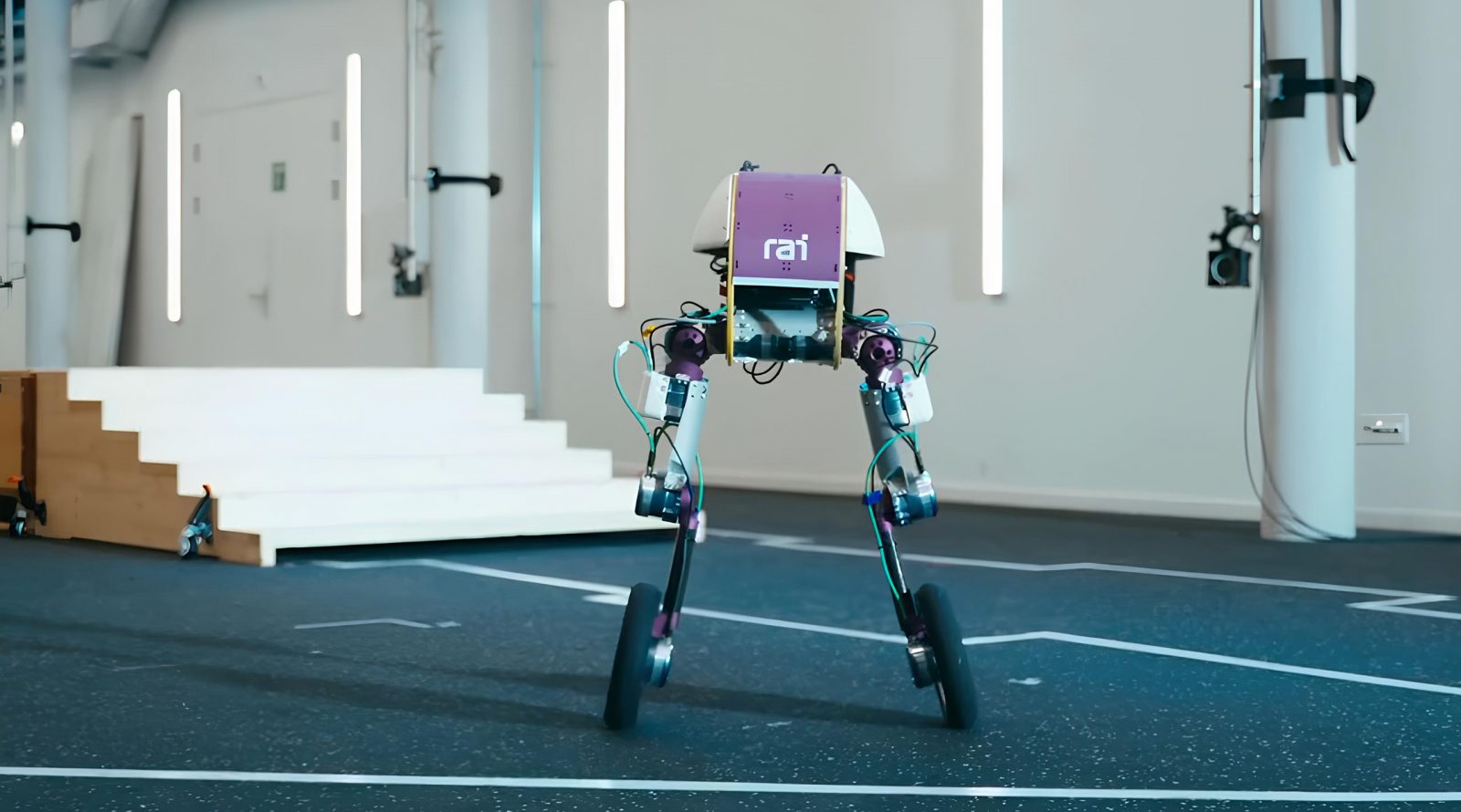 Roadrunner — гибридный робот, который умеет всё 1 Робот с колесами для передвижения в помещении, технология и инженерия.