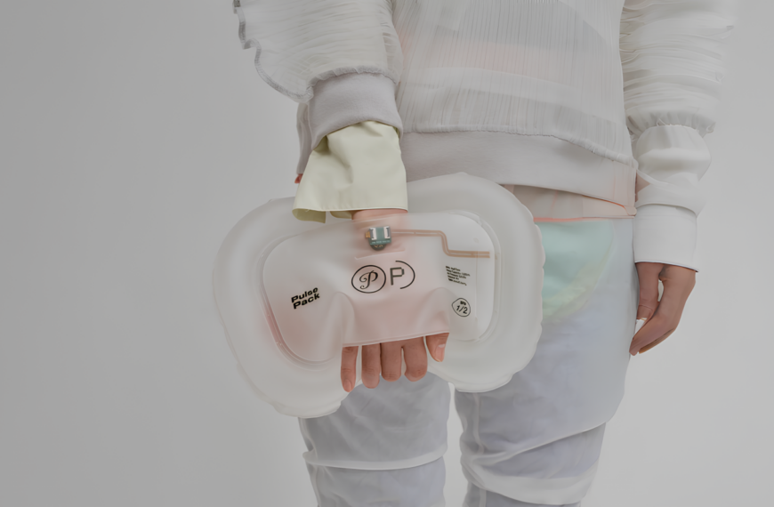 Человек держит инновационную сумку Pulse Pack в современном стильном наряде.