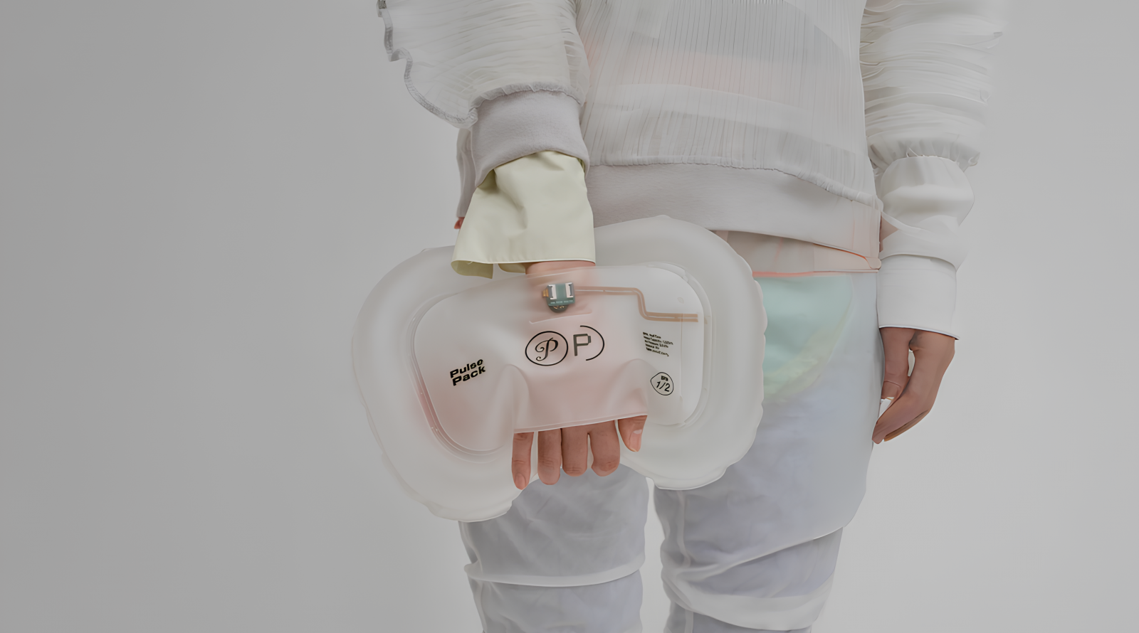 Человек держит инновационную сумку Pulse Pack в современном стильном наряде.