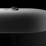 Современный дизайн ванны с технологичным терморегулятором на черном фоне.