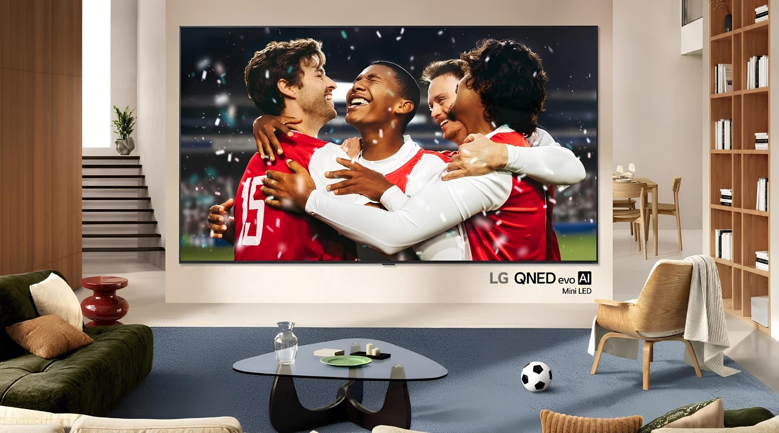 Большой телевизор LG в современной гостиной, показывающий футбольный матч.