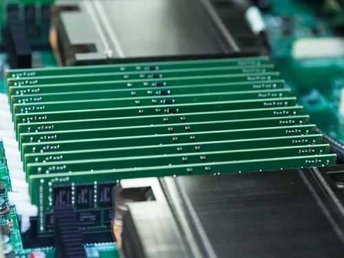 Платы оперативной памяти на материнской плате, вид сбоку.