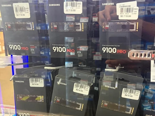 SSD накопители Samsung 9100 Pro в магазине, цена указана на наклейках.