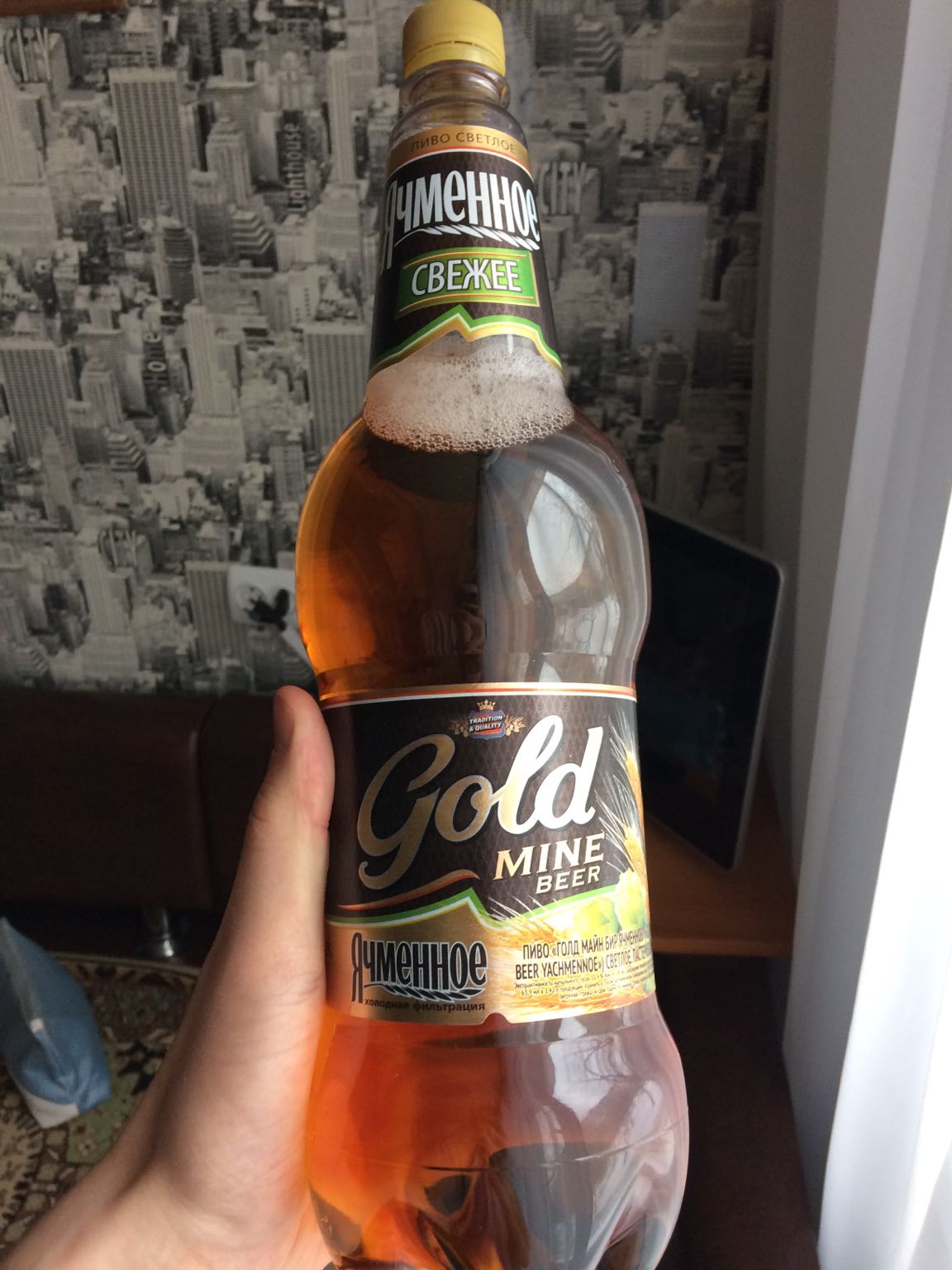 Gold beer. Пиво Голд бир 1.5 крепость. Пиво Голд ячменное. Gold mine пиво. Пиво Голд майн бир 1,35.