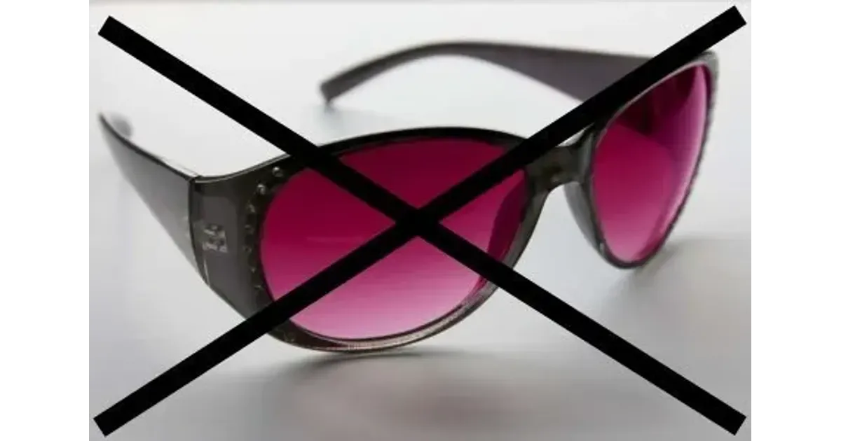 Очки. Розовые очки. Разбитые розовые очки. Сквозь розовые очки.
