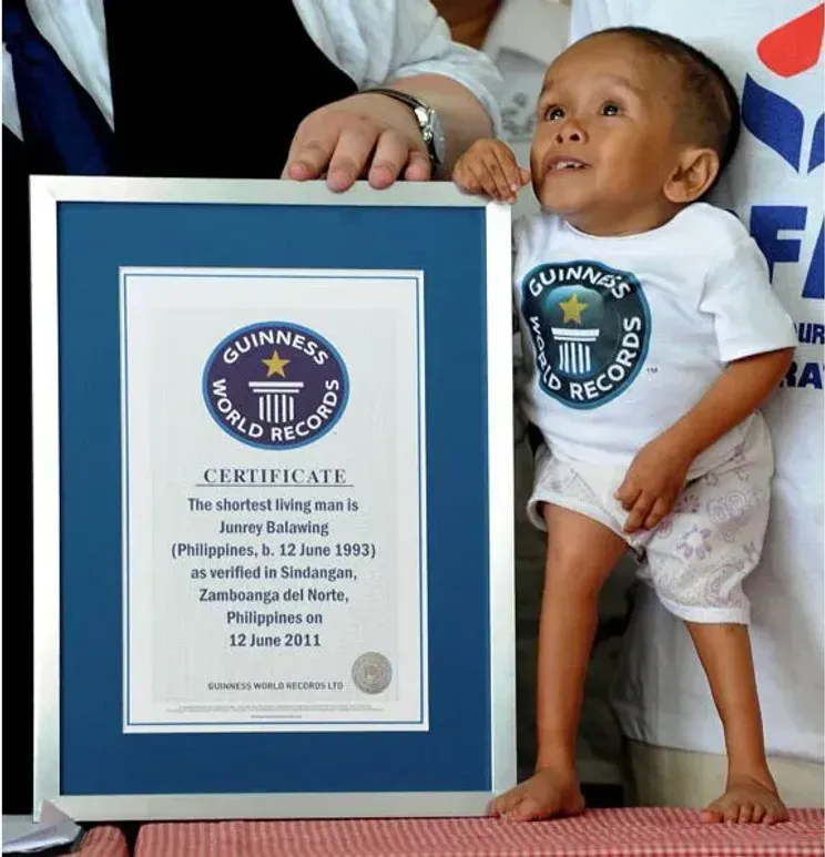 Был занесен в книгу рекордов гиннесса. Джунри Балуингу. Самый маленький человек в мире книга рекордов Гиннесса. Книга рекордов для детей.