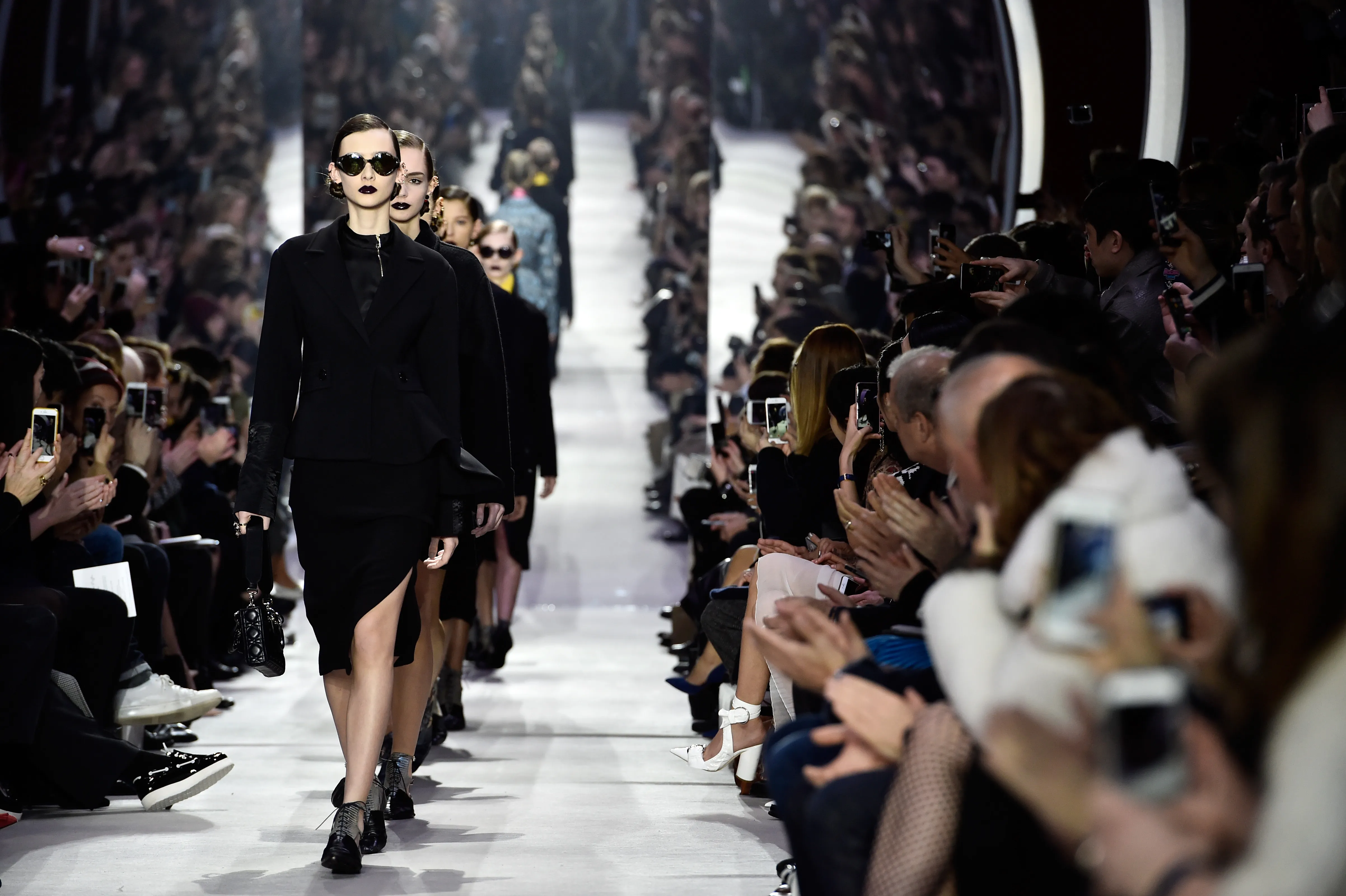 Уборщица купила платье диор. Runway Christian Dior. Dior Fall 2022. Кендалл Дженнер показ мод.