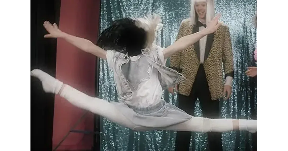 Песня мув е бади. Sia клипы. Сиа танцовщица в клипах. Танцы в париках. Sia move your.